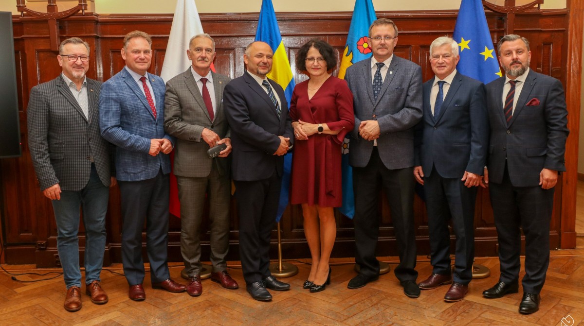 Zarząd Powiatu i prezydium rady kadencji 2024-29 na wspólnym zdjęciu.