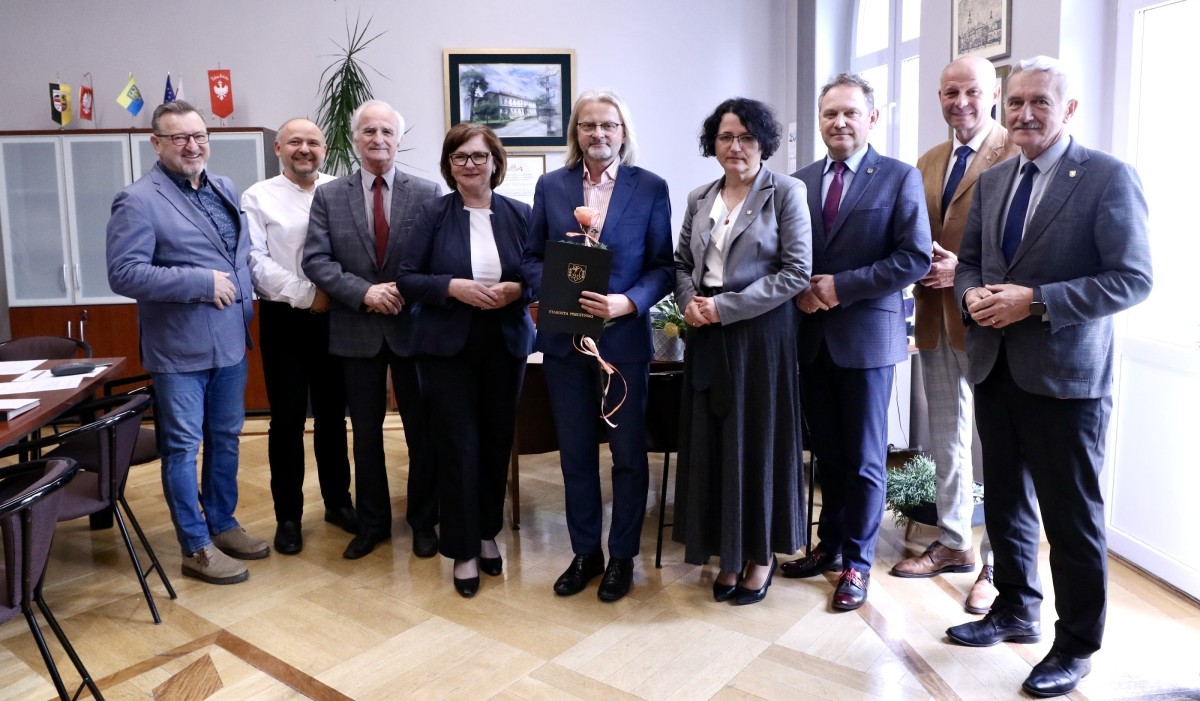Członkowie Zarządu z dyrektorem szkoły w gabinecie starosty.