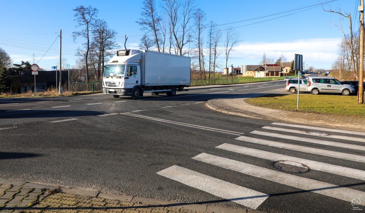 Samochód ciężarowy jadący dw 333, ustawia się do zjadu w ul. Szkolną.