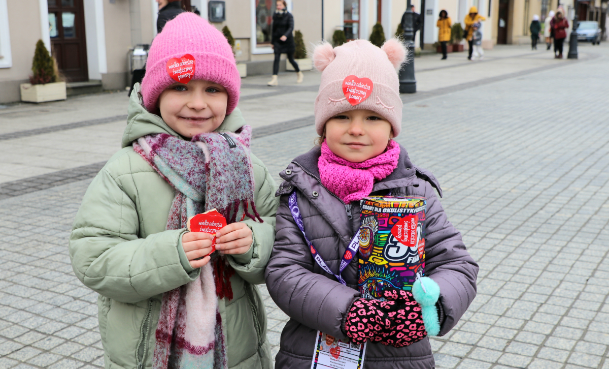 Małe wolontariuszki WOŚP z puszką na pszczyńskim rynku.
