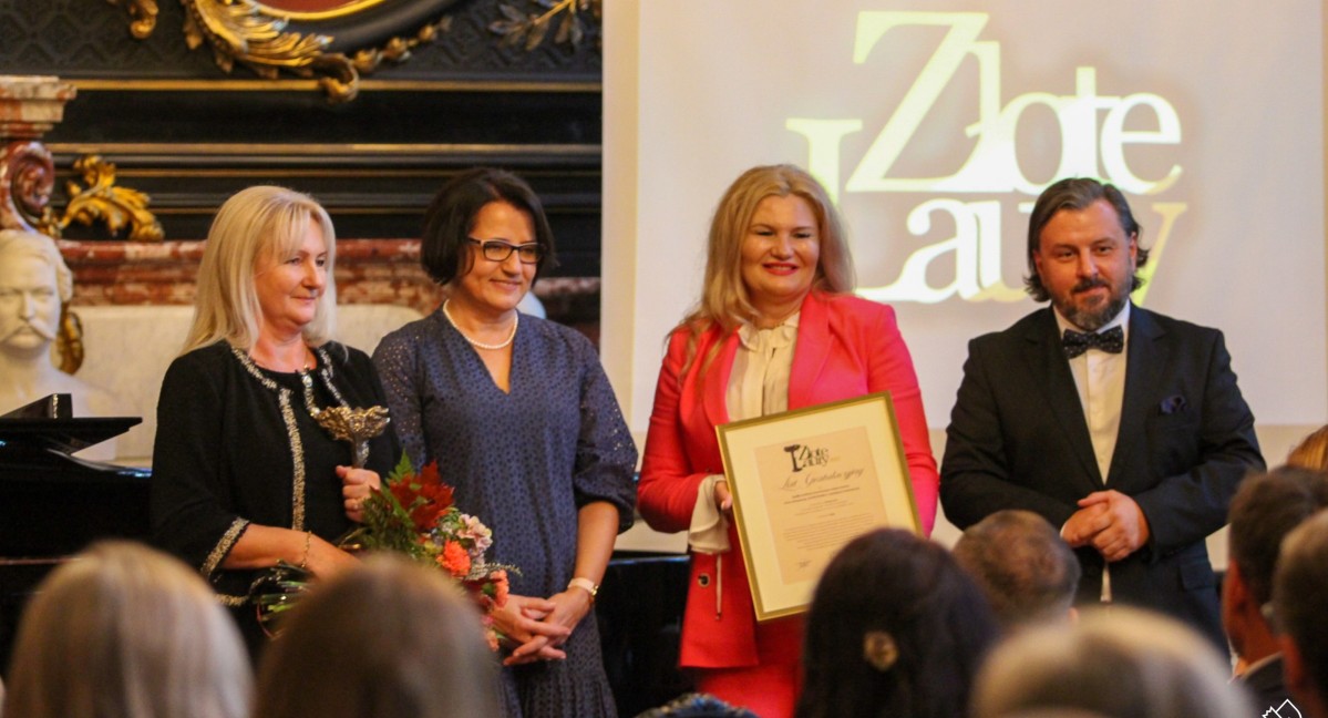 Właścicielki Hitelu Restaruacji Koniczynka ze starosta i przewodniczącym rady
