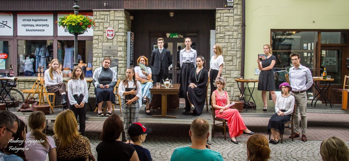 Aktorzy występujący na ulicy Piastowskiej.