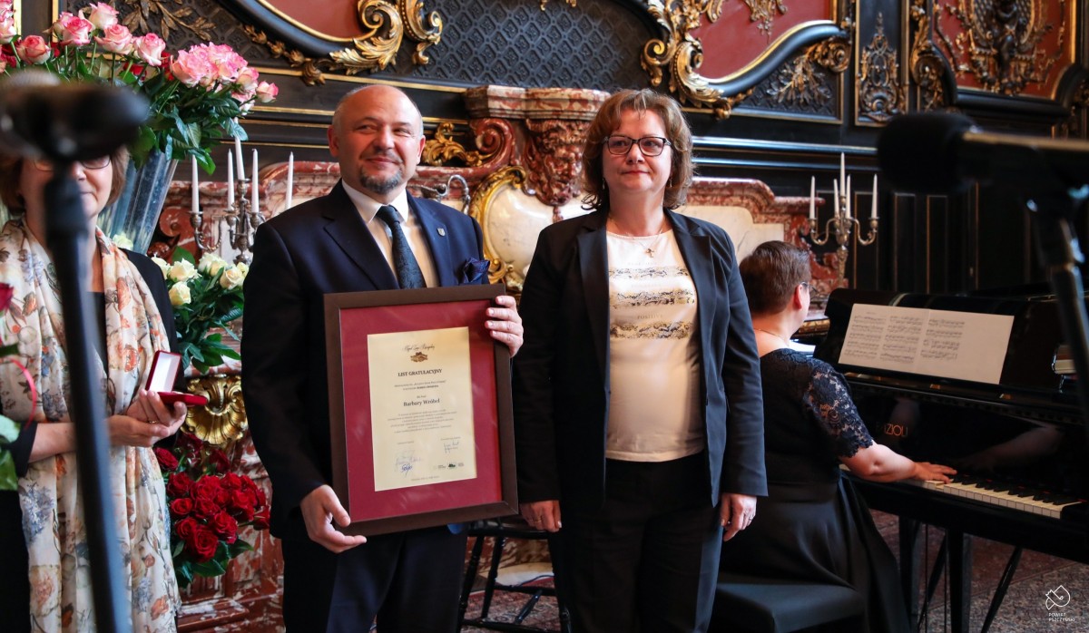 Barbara Wróbel i starosta Grzegorz Wanot