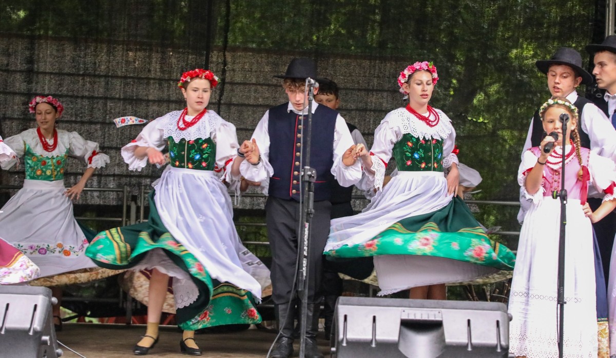 Młodzieżowy zespół regionalny występuje na scenie w śląskich strojach