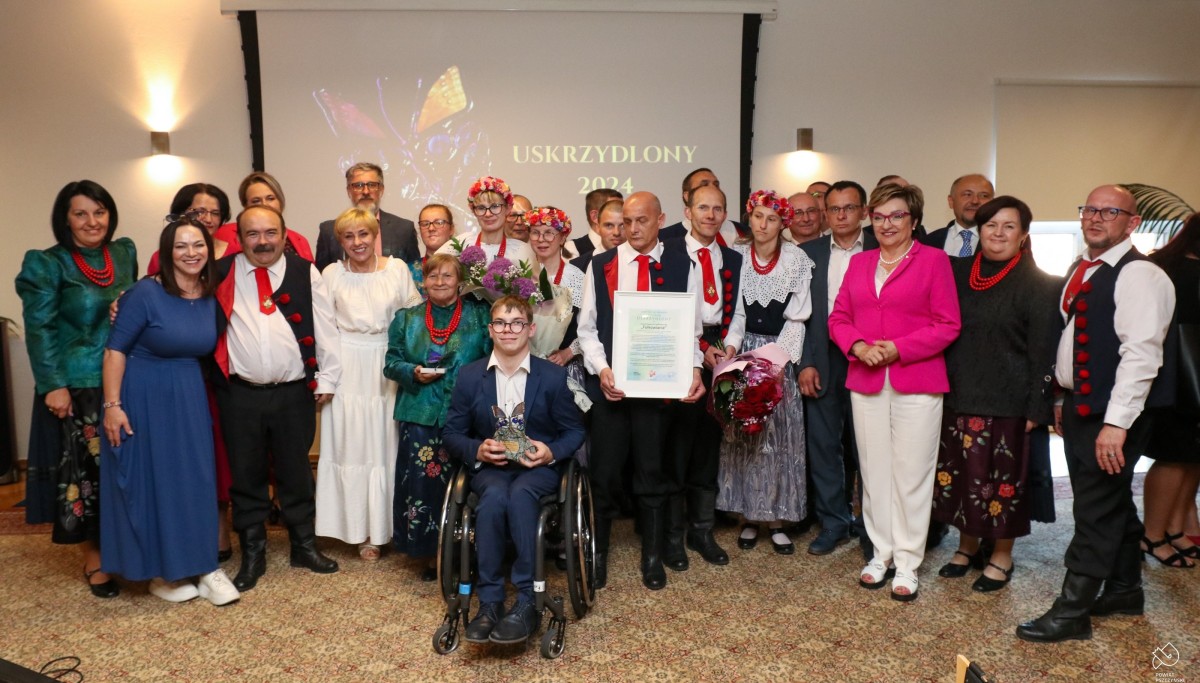 Zespół folklorystyczny folkowianie w strojach ludowych, Krzysztof Hlubek na wóżku oraz kapituła