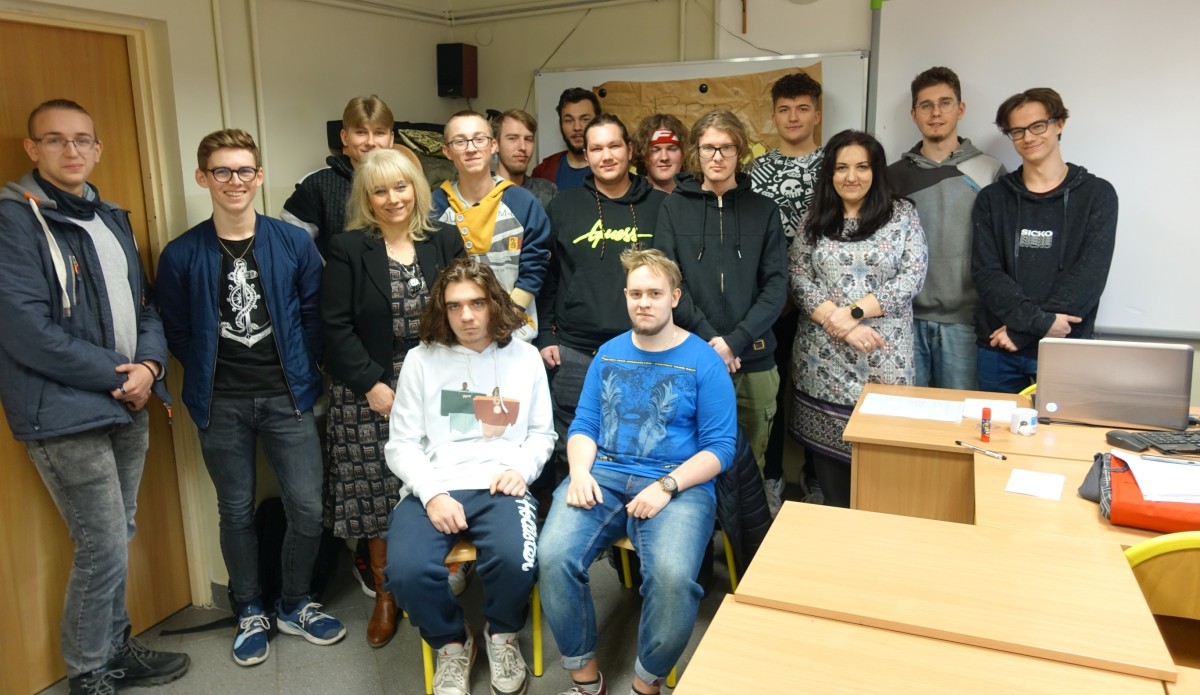 Grupa uczniów i nauczycieli PZS nr 2 która wyjedzie na praktyki do Portugalii
