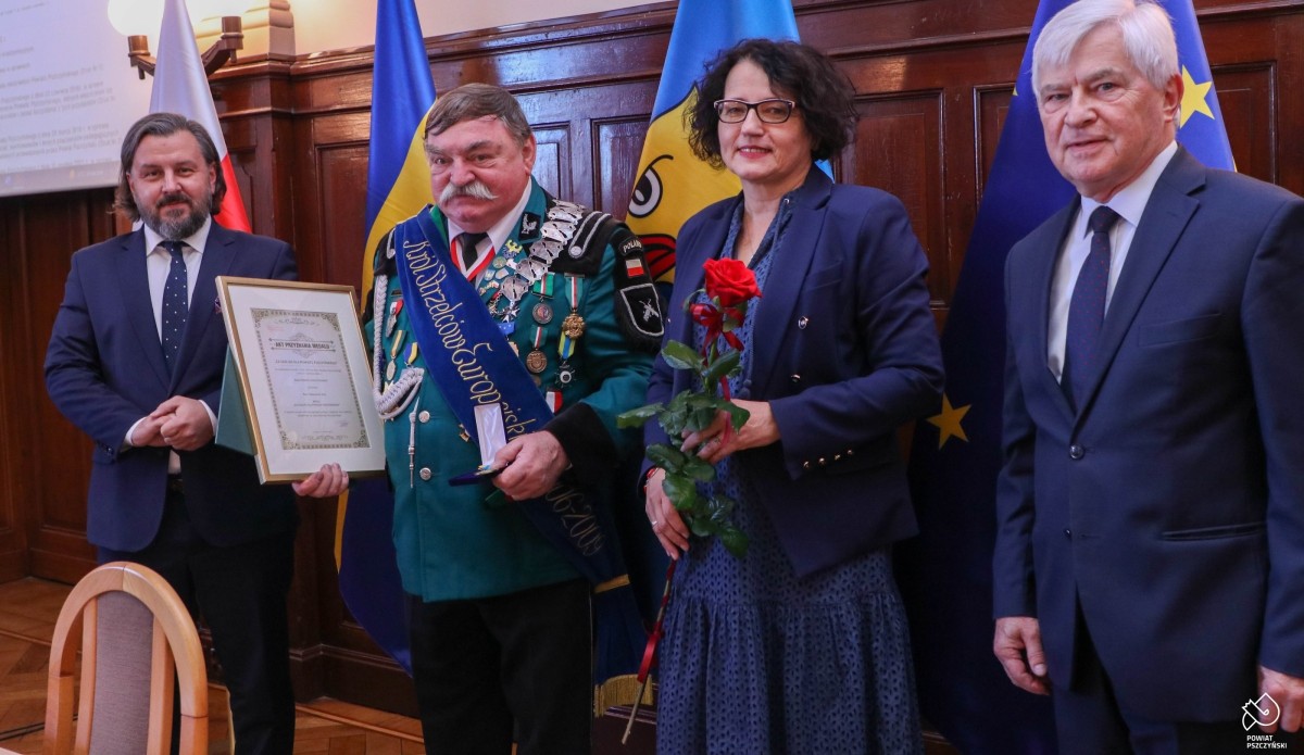 Tadeusz Żyła, Barbara Bandoła, Paweł Sadza i Krystian Szostak podczas sesji Rady Powiatu