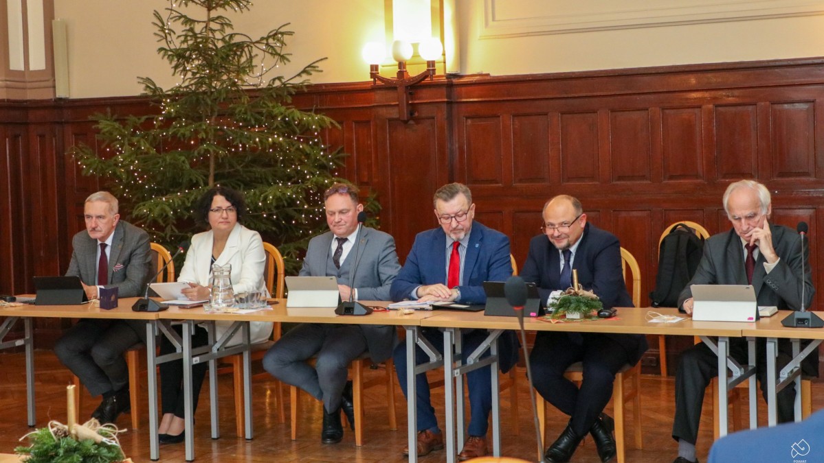 w sali sesyjnej za stołem siedzą członkowie zarządu powiatu i skarbnik