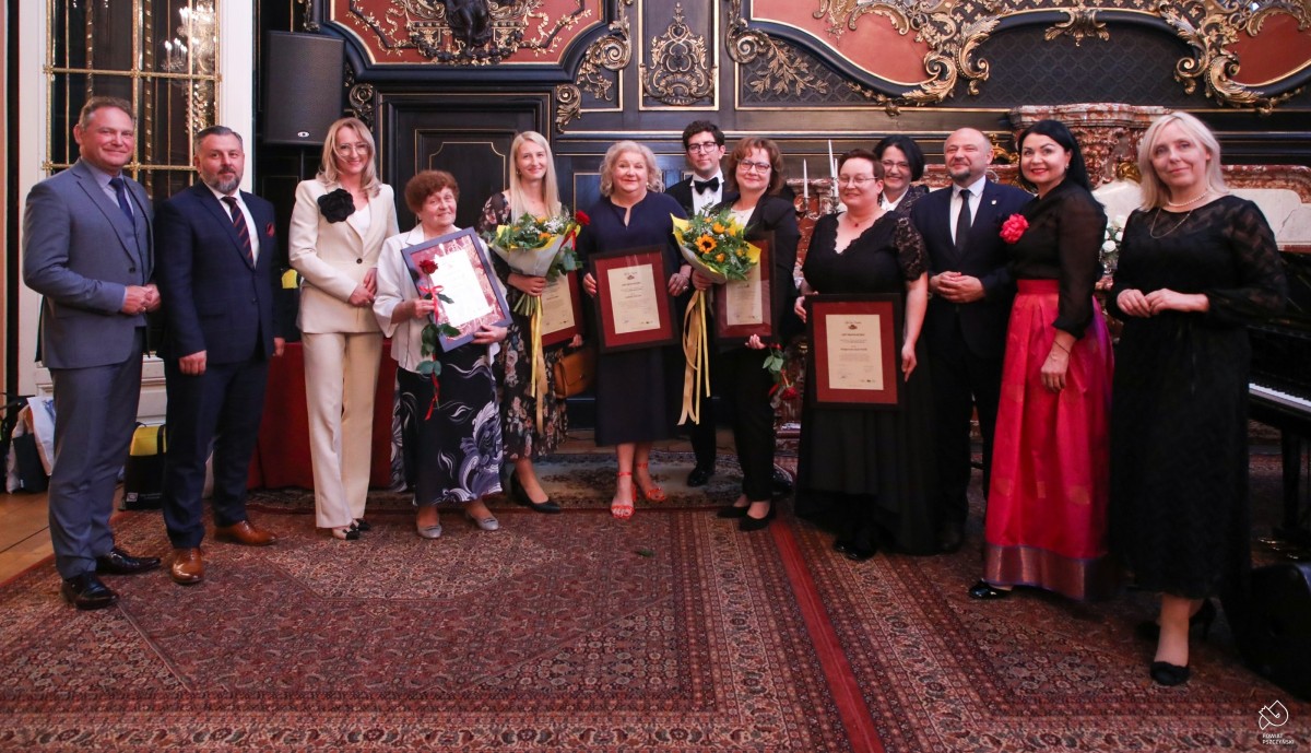 Laureatki i kapituła odznaczenia Klejnot Ziemi Pszczyńskiej pozują do zdjęcia w zamku.
