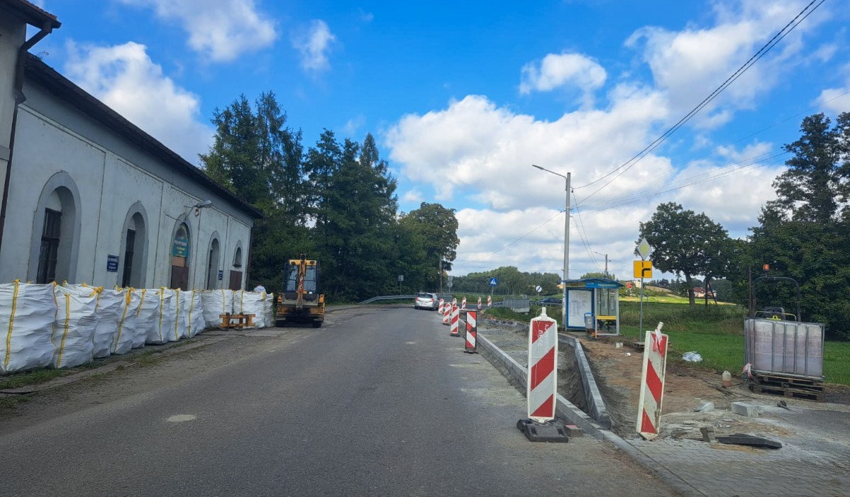 Przy drodze budowane są zatoki autobusowe.