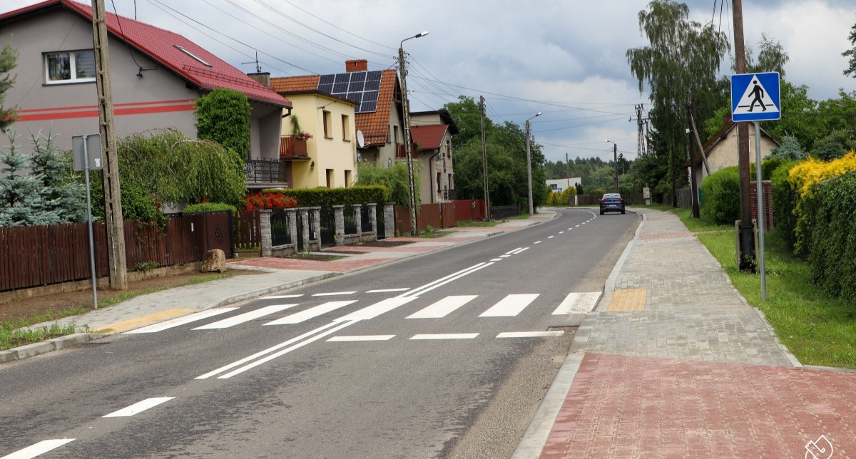 Przebudowana nawierzchnia drogi, wybudowany chodnik i odwodnienie.