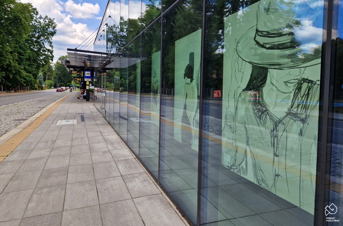 Obrazy widoczne przez szybę budynku centrum przesiadkowego.