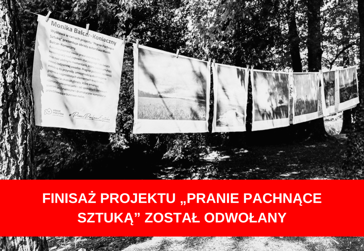 Czarno-białe zdjęcie wystawy w parku, na dole napis na czerwonym tle o odwołaniu.