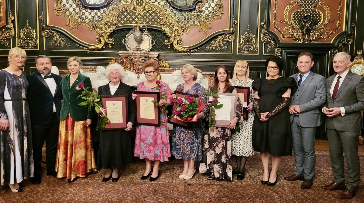 Laureatki z kapitułą i samorządowcami w sali lustrzanej zamku.