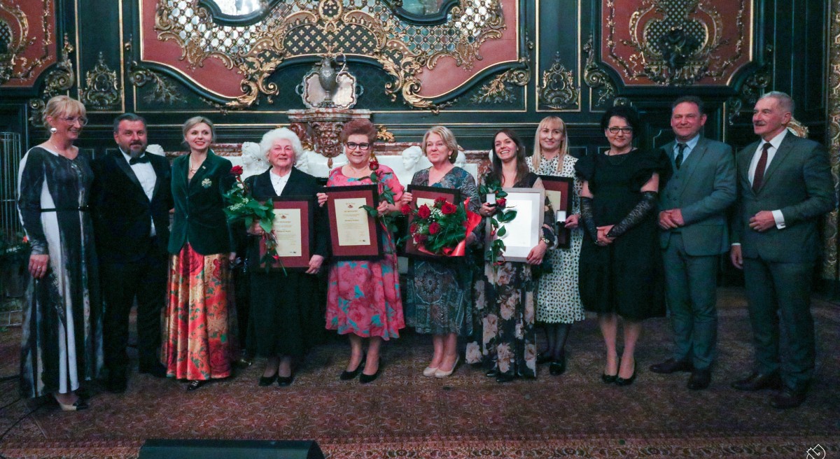 Laureatki klejnotu ziemi pszczyńksiej wspólnie zczłonkami kapituły