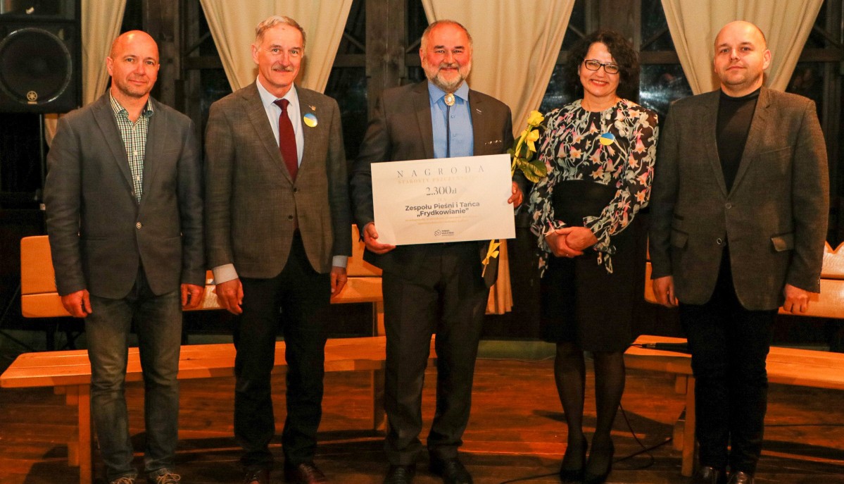 Starosta, członek Zarządu Grzegorz Nogły i członkowie komisji z nagrodzonym z ubiegłego roku.