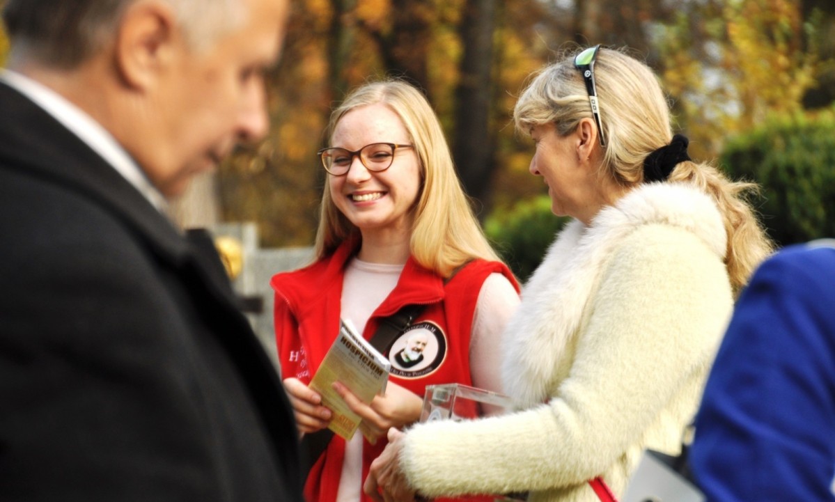 wolontariusze kwestujący na cmnetarzu