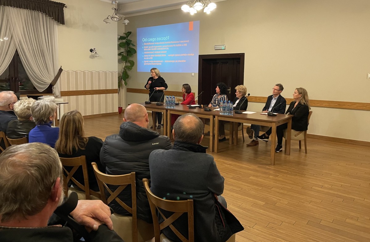 Sala urzędu w Goczałkowicach. Mieszkańcy siedzą na krzesłach. Z przodu za stołem prezydialnym siedzą ooby, które prowadzą spotkanie