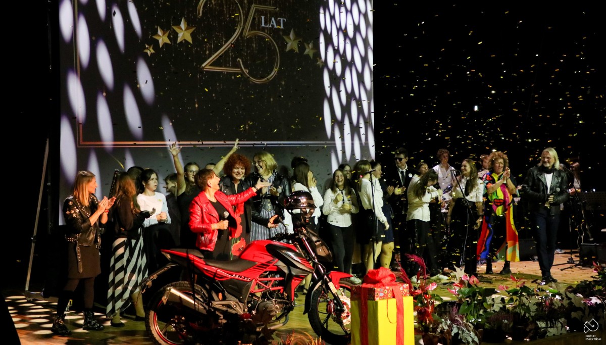Na scenie wystepują uczniowie i nauczyciele Zespołu Szkół Specjalnych. Wystrzelono confetti