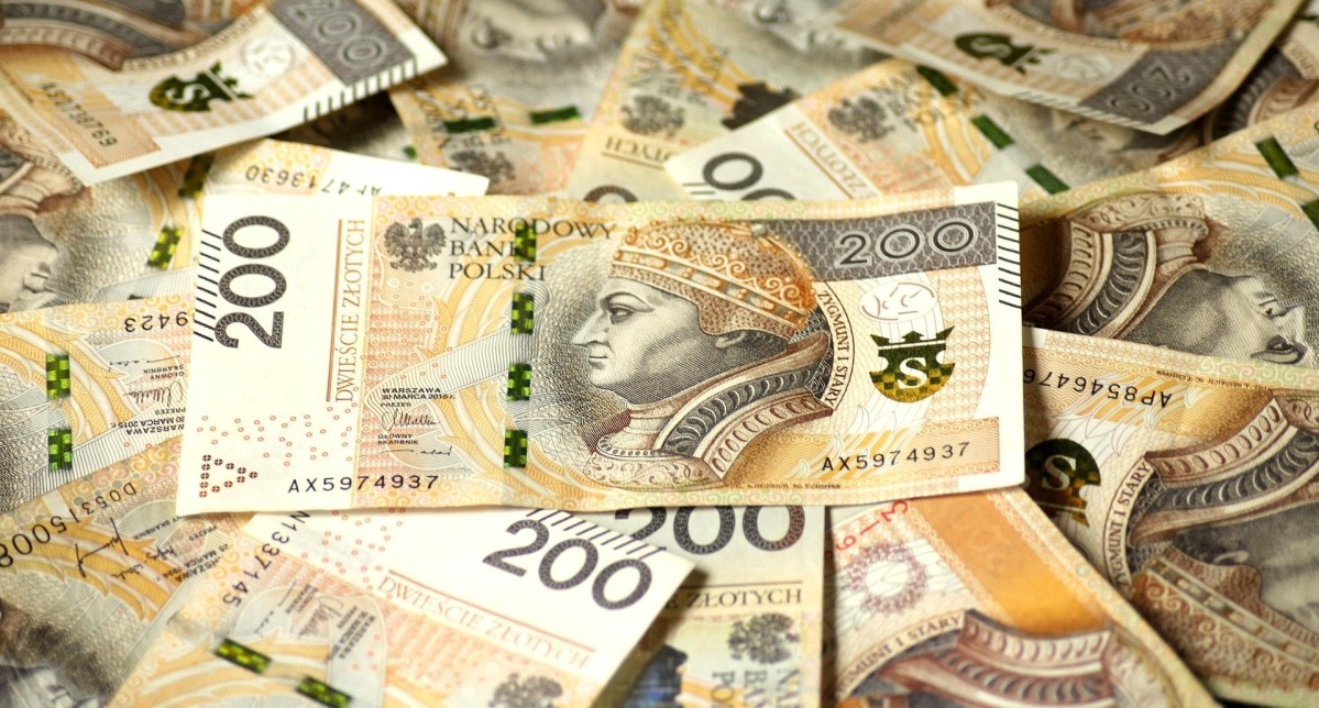 Duża liczba banknotów o nominale 200 zł.