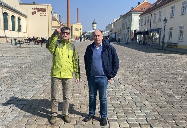 Mężczyźni podczas zwiedzania miasta.