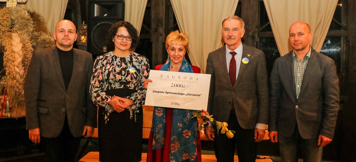 z-ca wójta gminy Miedźna ze starostą, Grzegorzem Nogłym i członkami kapituły konkursowej.