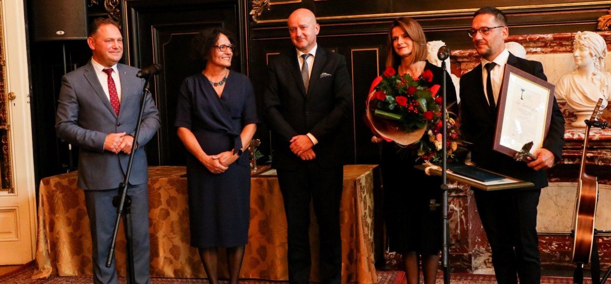 Złoty Laur w kategorii usługi odebrała firma Stalmach - Strefa Szkła. Na zdjęciu właściciel z żoną, starostą, wicestarostą i wójtem Miedźnej.