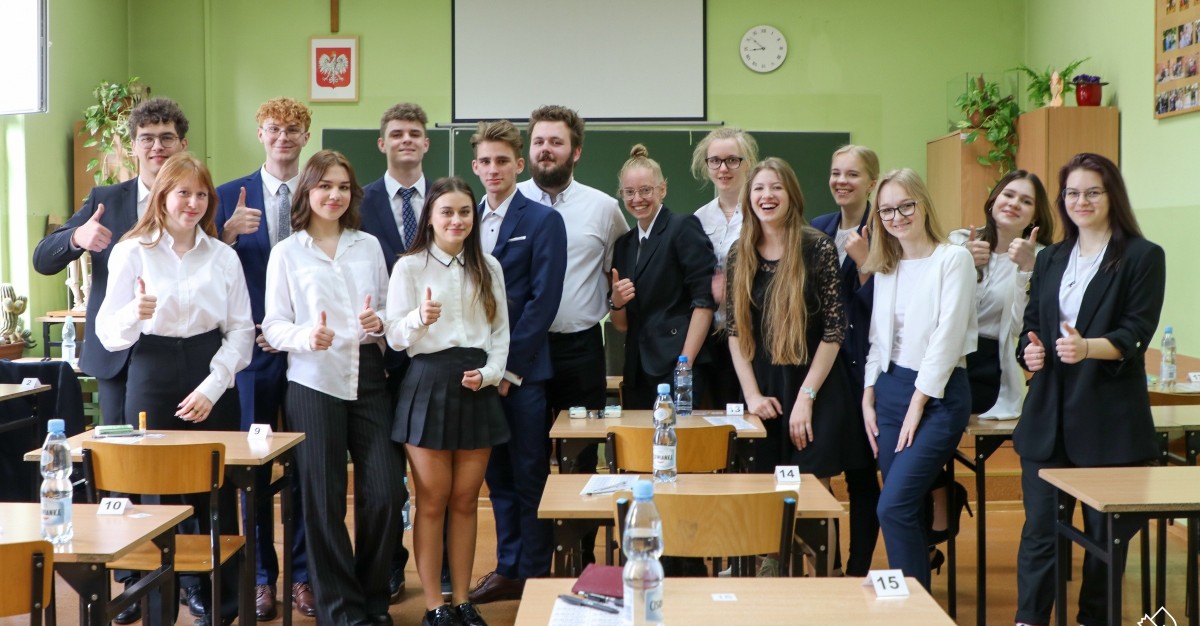 Grupa maturzystów na wspólnym zdjęciu, trzymają kciuki uniesione w górę.