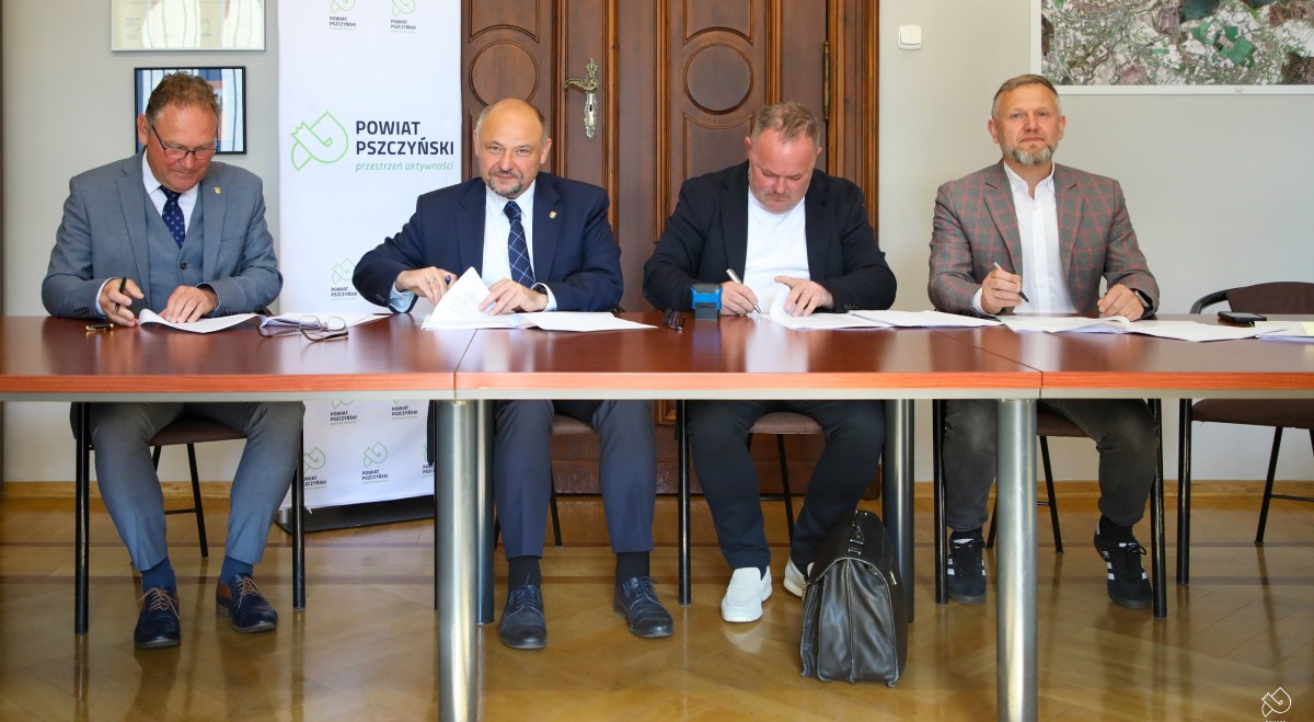 Starosta, wicestarosta, dyrektor PZDi wykonawca podmisują umowę w gabinecie starosty