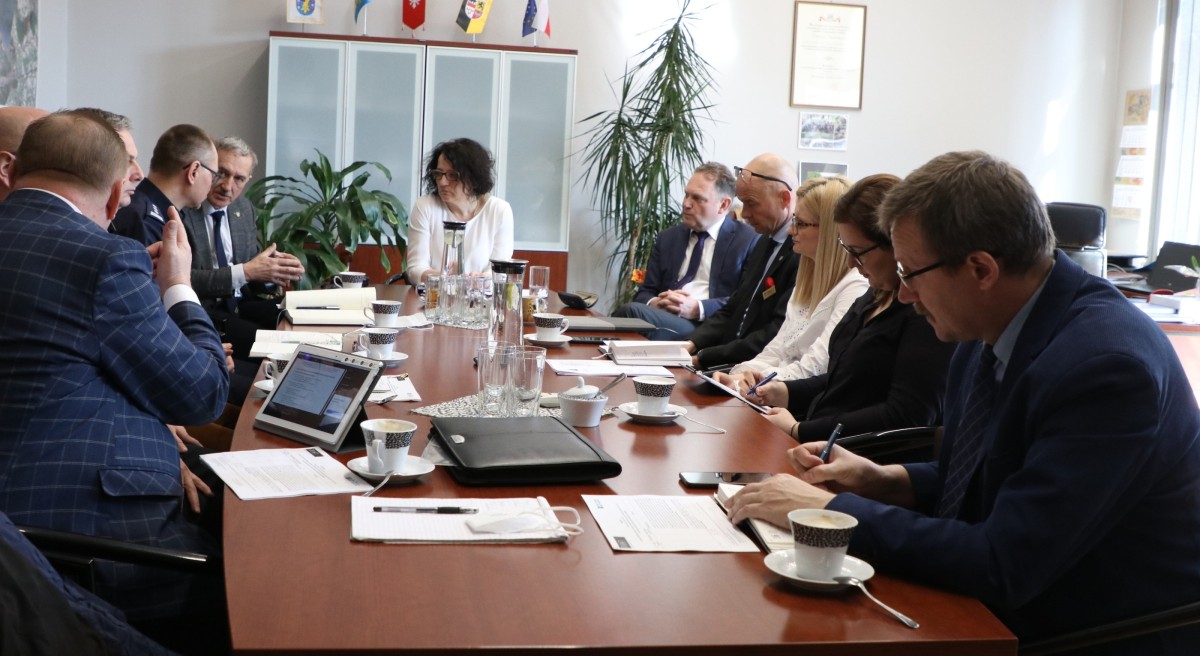 Uczestnicy komisji siedzą za stołem w gabinecie starosty.