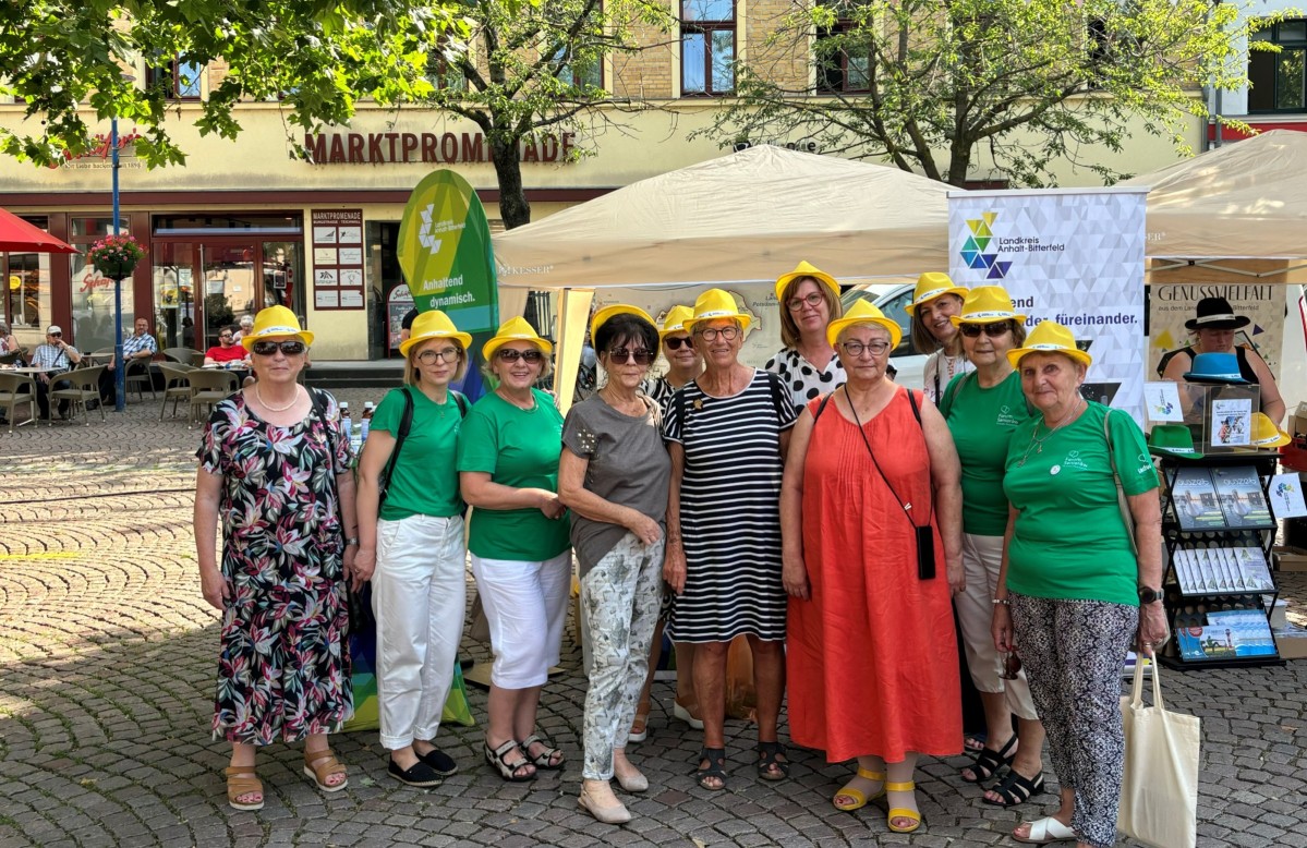 Grupa seniorów z powiatu pszczyńskiego i powiatu anhalt bitterfeld w mieście Bitterfeld