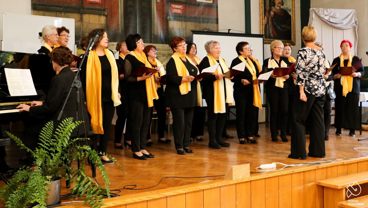 Uniwersytecki chór podczas występu w auli I LO im. Bolesława Chrobrego w Pszczynie.
