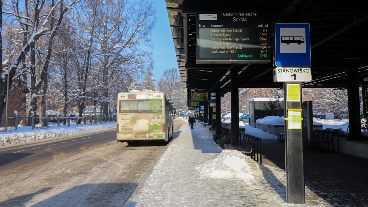 Autobus linii powiatowej stojący na przystanku w centrum przesiadkowym.