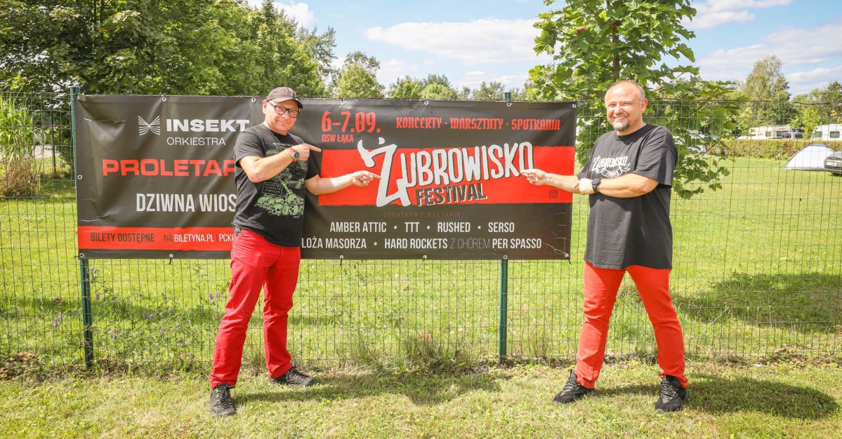 Burmistrz Dariusz Skrobnol i Starosta Grzegorz Wanot stoją przybanerze reklamującym Żubrowisko