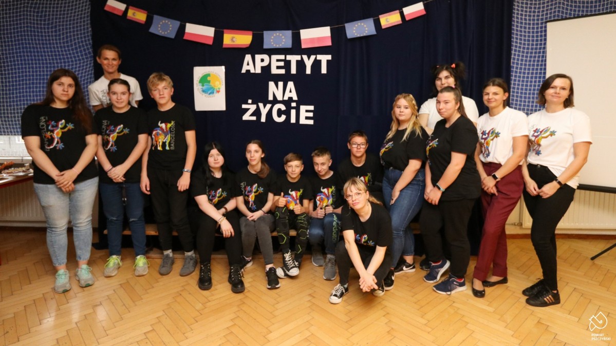 Uczestnicy projektu z nauczycielskimi we wspólnym zdęciu w sali lekcyjnej.