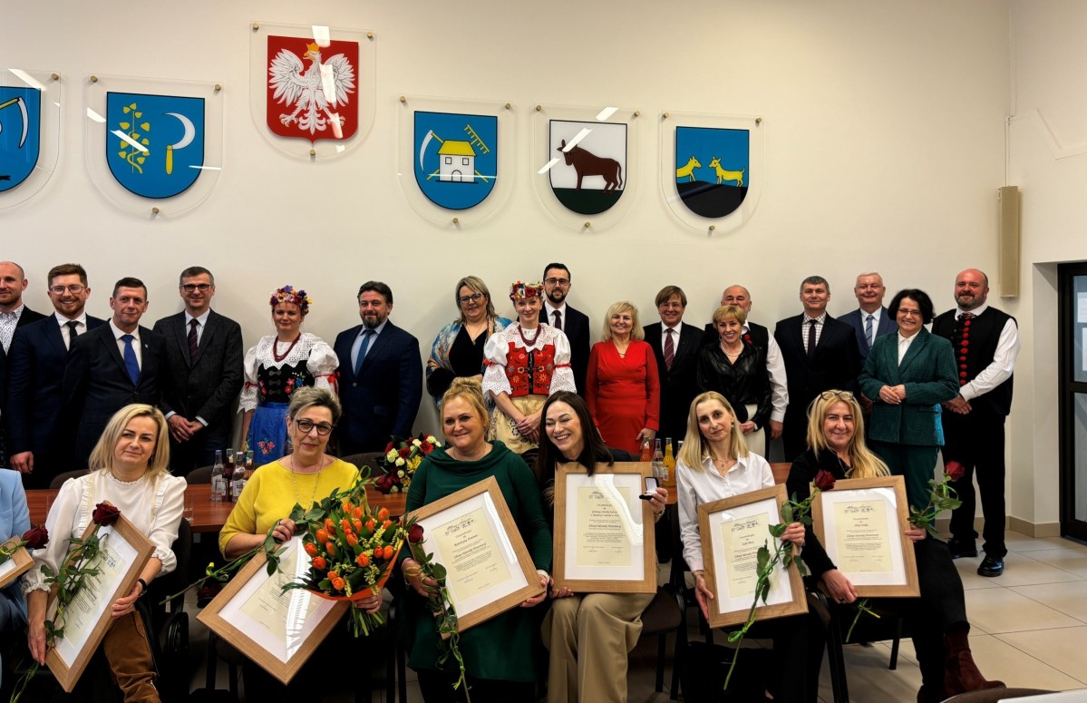 Uczestnicy sesji we wspólnym zdjęciu z wyróżnionymi.
