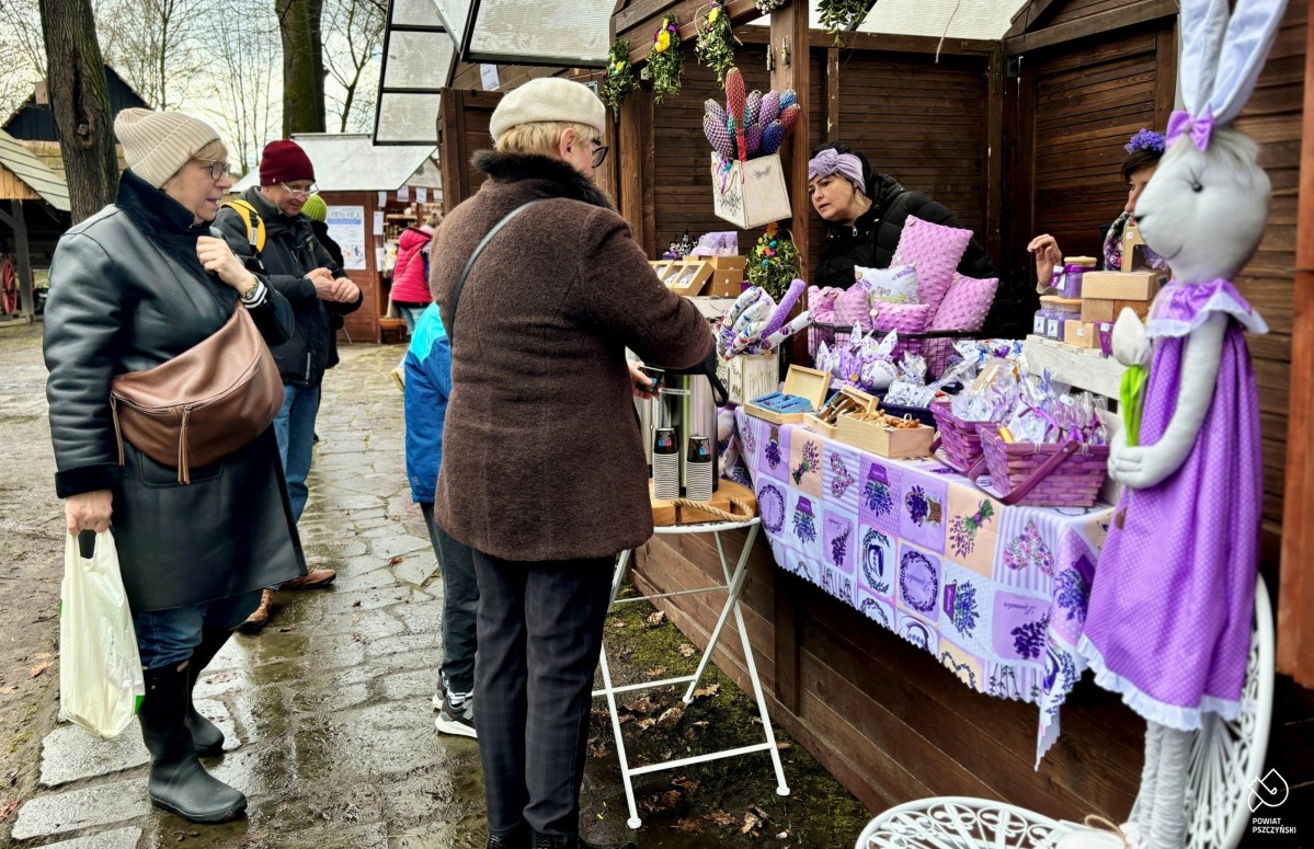 Klientki przy jednym ze stoisk z lawendą.