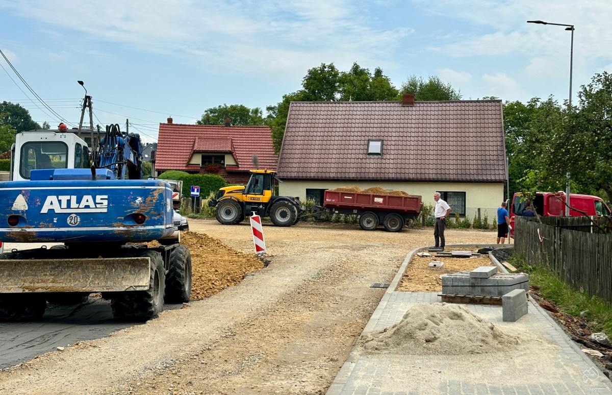 Roboty drogowe, maszyny pracują przy przebudowie drogi.
