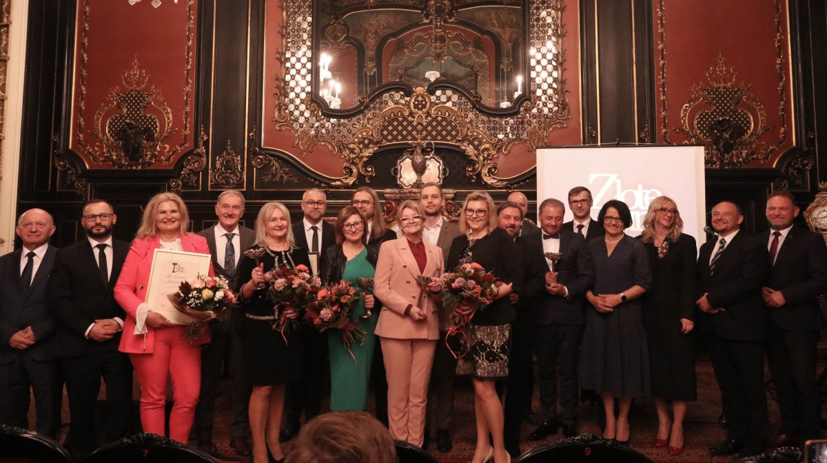 Laureaci złotych laurów z kapituła i gośćmi