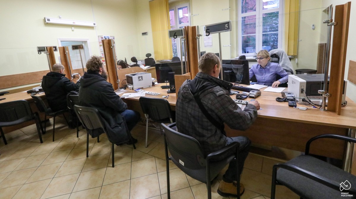 Sala obsługi klientów wydziału komunikacji w Pszczynie, przy stanowiskach siedzą klienci