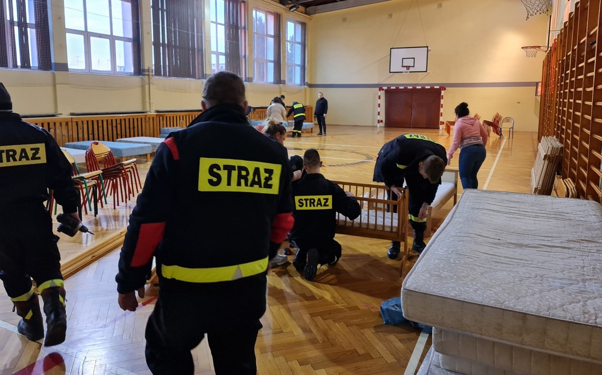 Remizo-swietlica w której strażacy i wolontariusze organizują łóżka dla uchodźców