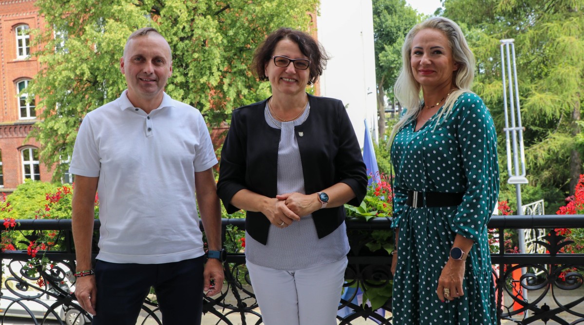 Starosta, dyrektorka szkoły i prezes LKS-u stoją na balkonie w starostwie.