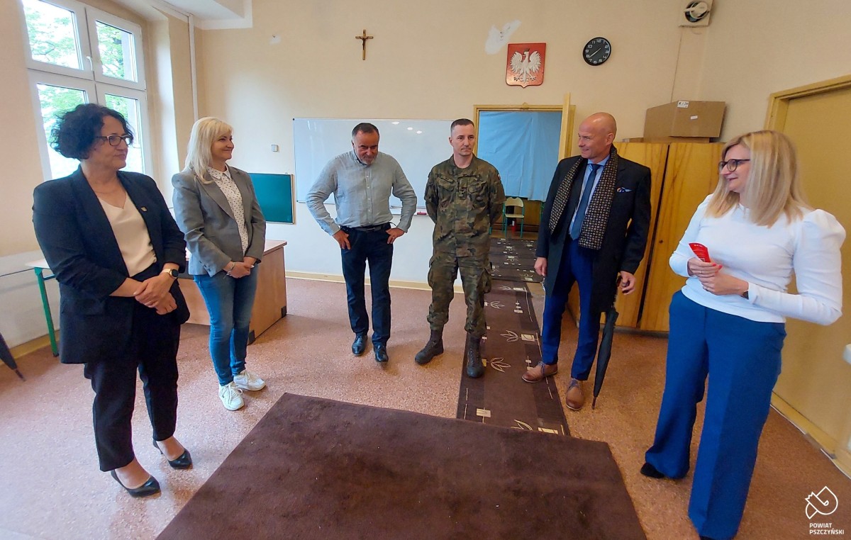 członkowie komisji wraz z sekretarzem powiatu i starostą