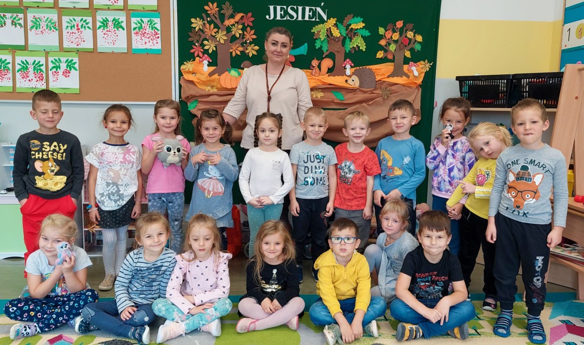 Prowadząca warsztaty z dziećmi.