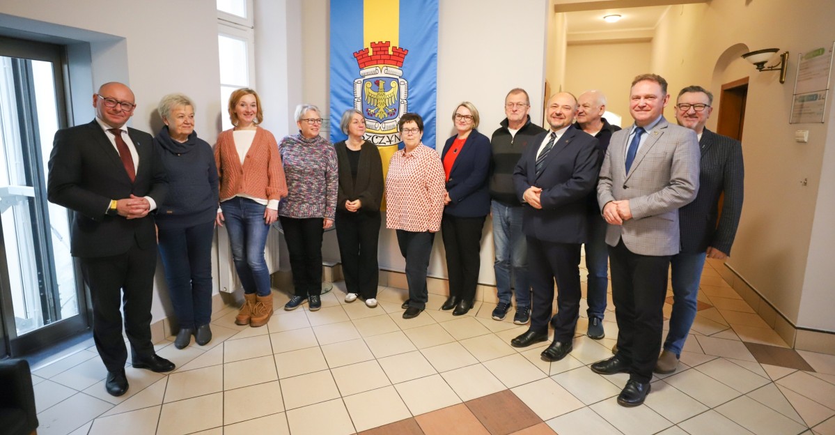 Delegacja z Klein Ronnau oraz samorządowcy w holu Urzędu Miejskiego