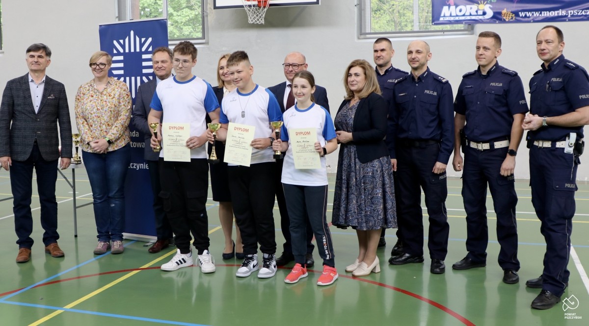 Uczniowie z Wisły z organizatorami, samorządowcami i policjantami we wspólnym zdjęciu.