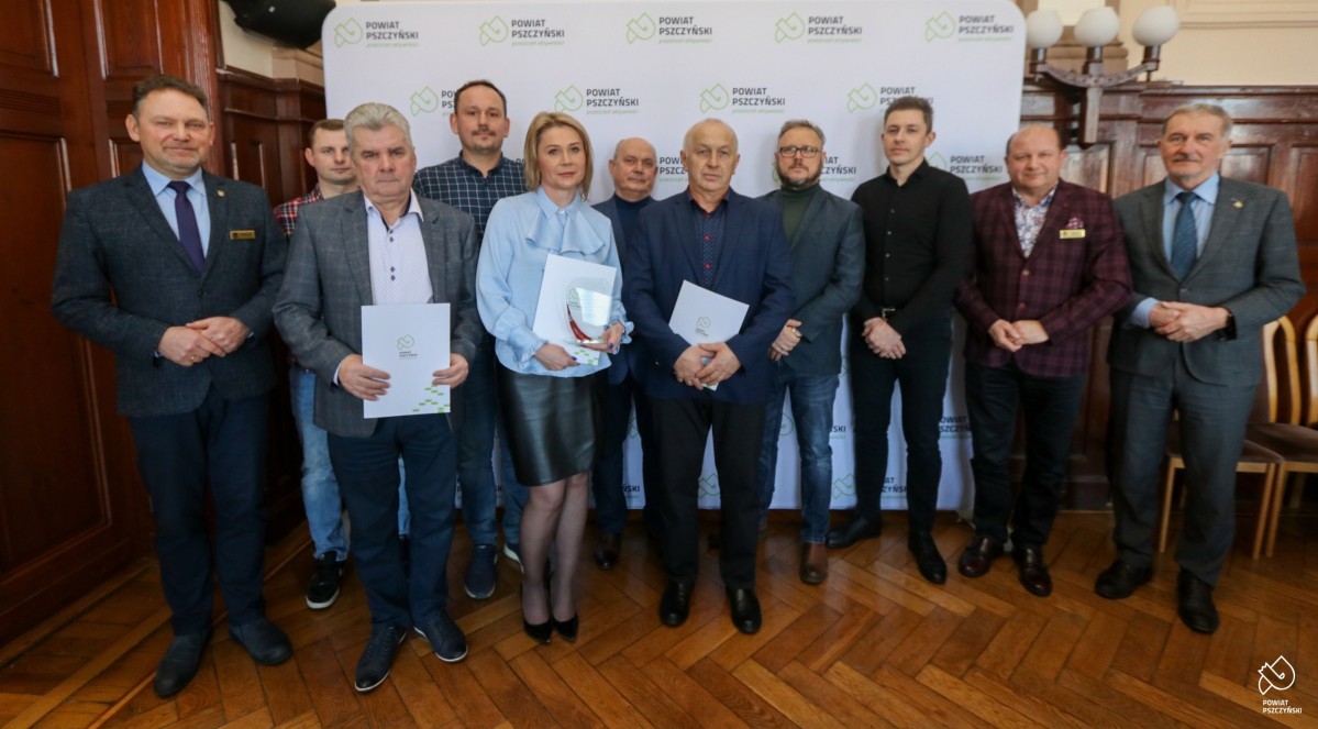 Przedstawiciele ośrodków szkolenia kierowców, włodarze powiatu i naczelnik wydziału we wspólnym zdjęciu.