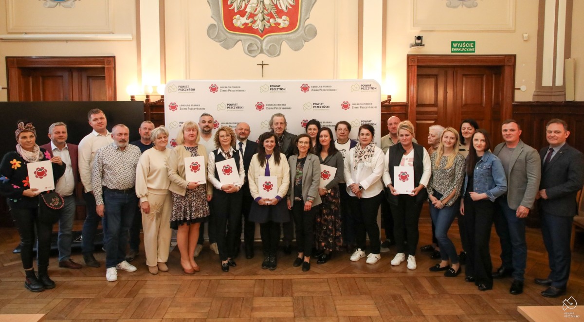 Grupa producentów we wspólnym zdjęciu.
