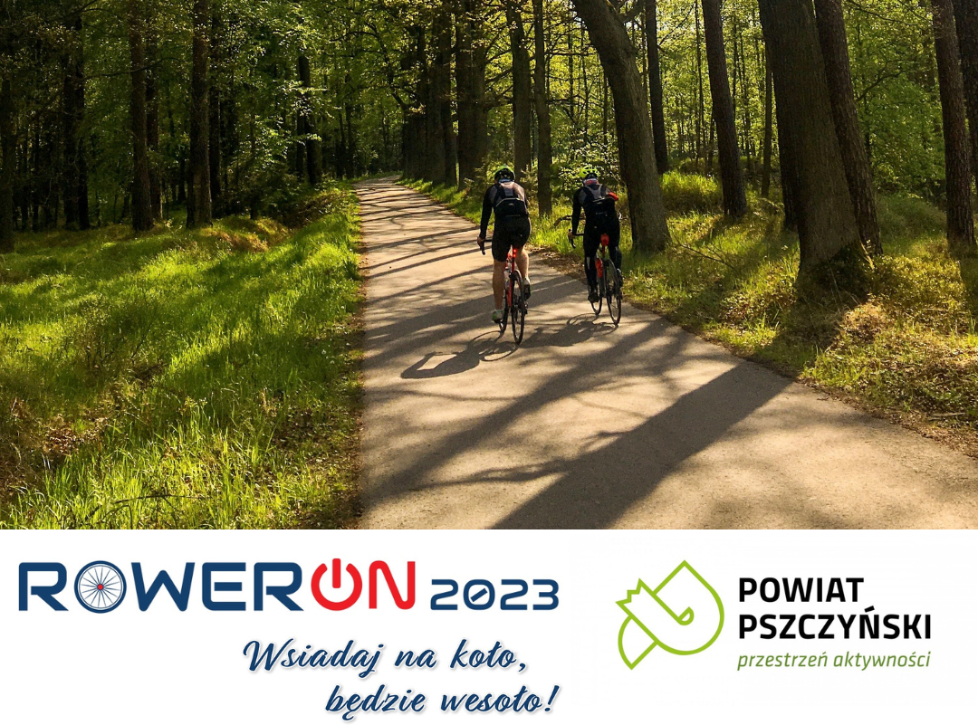 Rowerzyści jadący lasem, pod spodem loga.