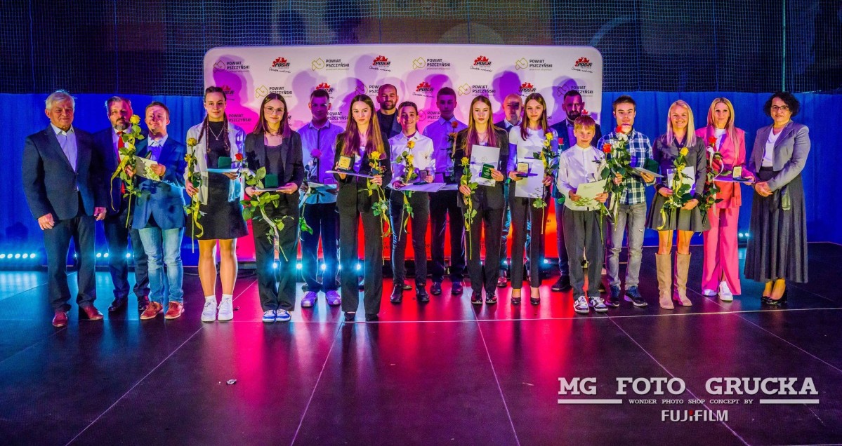 Nagrodzeni sportowcy z osobami wręczającymi nagrody.